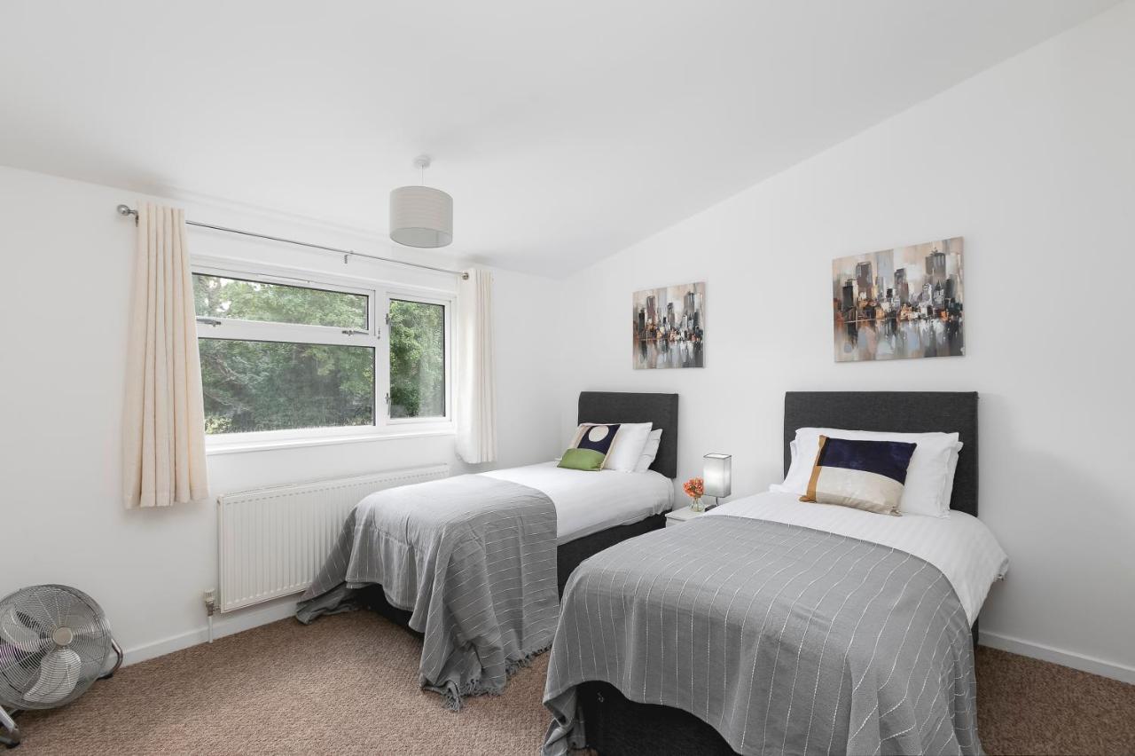 Skyvillion - Stevenage Spacious Comfy 2Bed House With Garden, Free Wifi & Parking Esterno foto