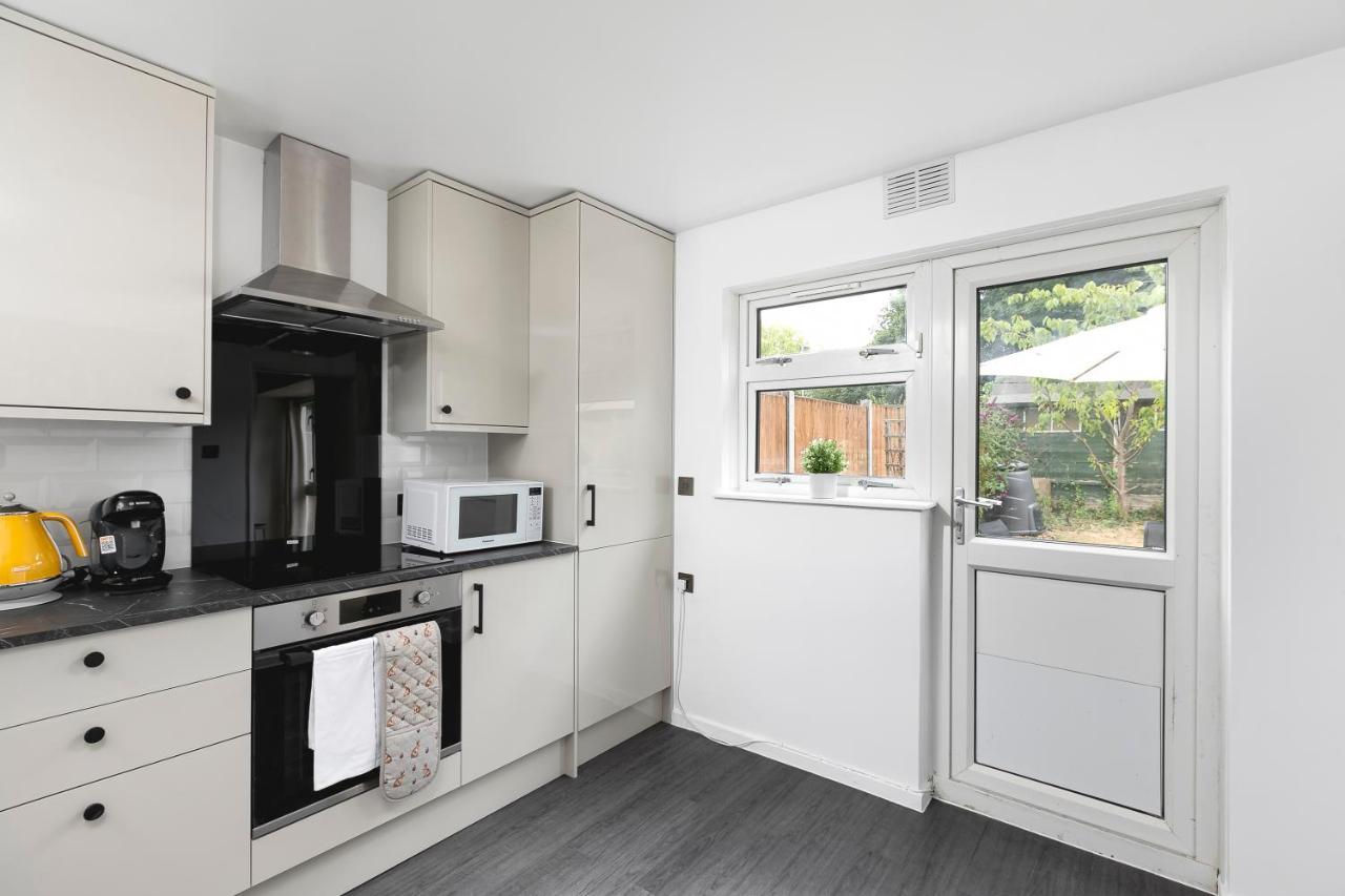 Skyvillion - Stevenage Spacious Comfy 2Bed House With Garden, Free Wifi & Parking Esterno foto